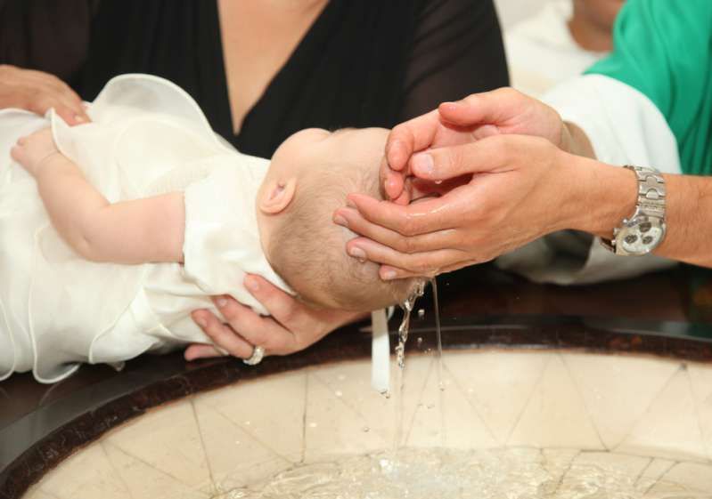 بپتسمہ دینے والے پرتشدد بپتسمہ لینے کے بعد بچے کی موت کے منٹ
