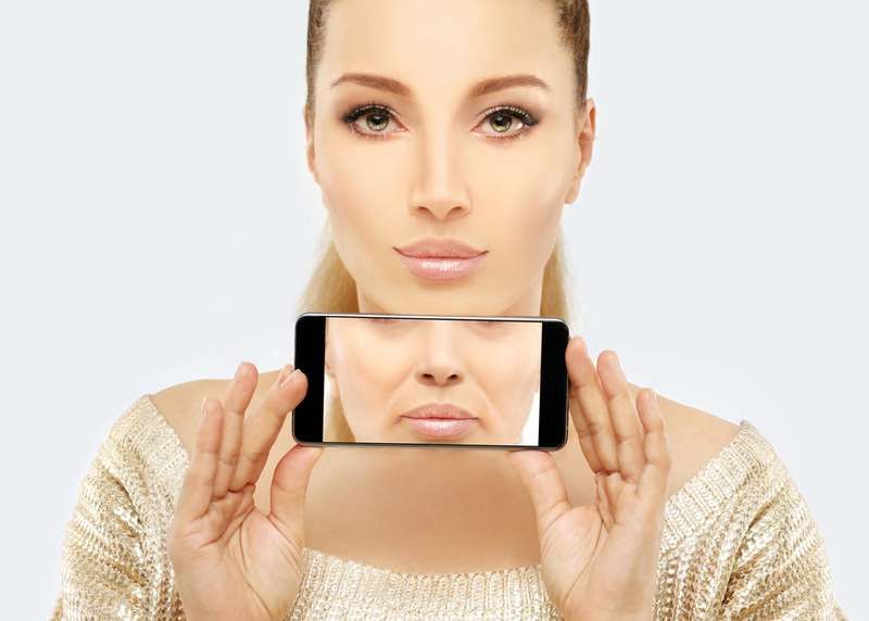 5 skutecznych ćwiczeń twarzy zmniejszających fałdy nosowo-wargowe