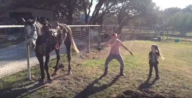 Horse Repeats Hip-Hop Dance es mou després de les nenes