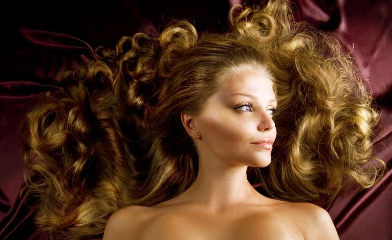 Minimālie ķemmēšanas un kopšanas līdzekļi: Sieviete ar 6 pēdu gariem matiem, kā viņa izturas pret viņiem