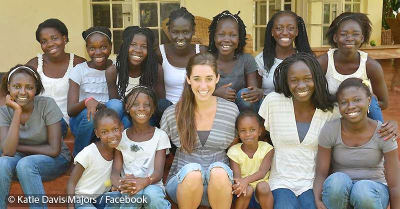 23-годишна жена осиновява 13 дъщери, намира любов в Уганда