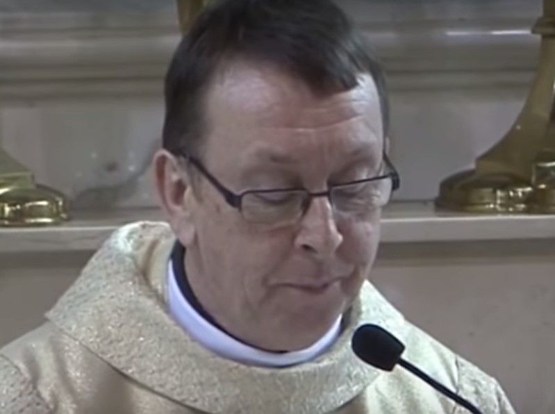 Irlantilaisen papin koskettava esitys Cohenin Hallelujahista yllättää vieraat hääissä