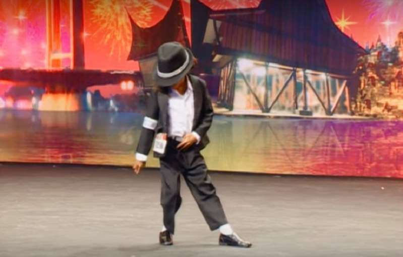 Seorang budak lelaki berusia 4 tahun memukau persembahan tarian Michael Jackson - tiruannya ternyata keren!