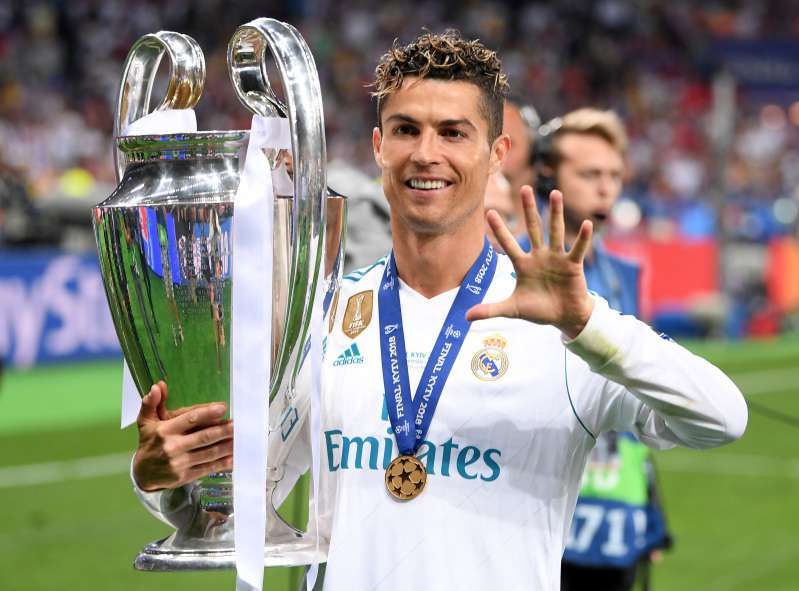 Cristiano Ronaldo saa siksak-kampauksen lohduttaakseen pienen pojan aivoleikkauksen jälkeen